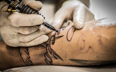 Se faire tatouer des ecrits sur le bras