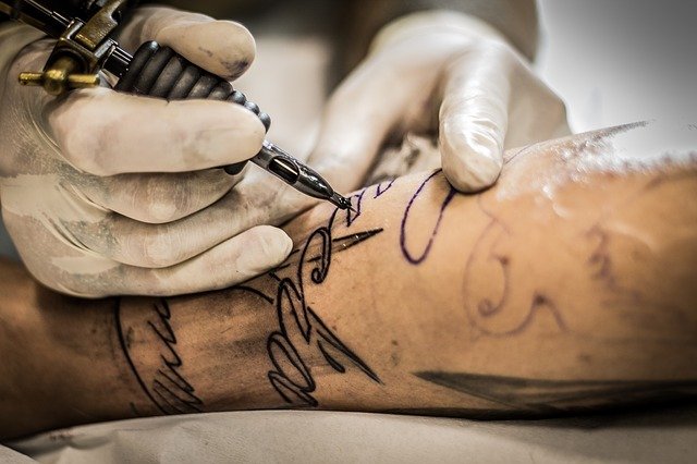 Se faire tatouer des ecrits sur le bras